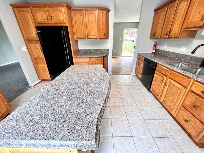 Building Photo - 3 Bed 2 Bath- Hopewell Township Pa!