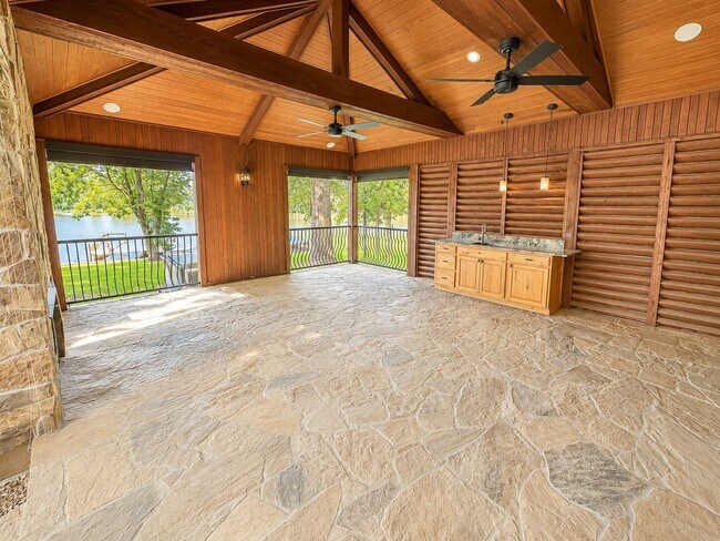 Building Photo - Waterfront Living in Benton!