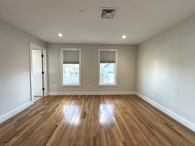 Building Photo - 39 Rich St