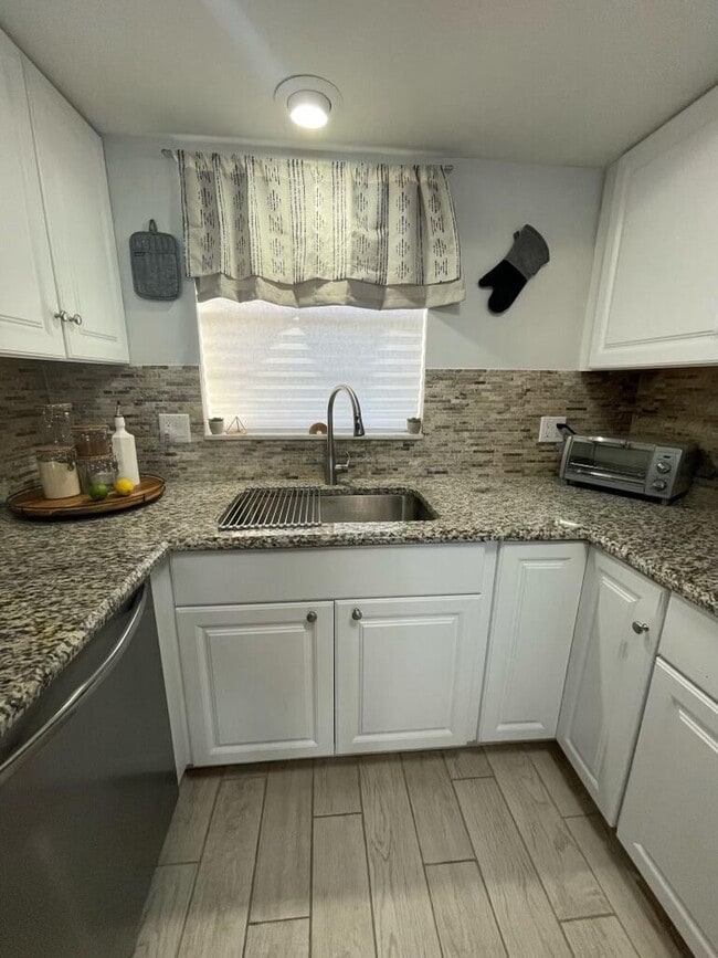 Building Photo - 410 Wilma Cir