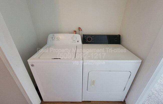 Building Photo - 3121 W Hood Ave