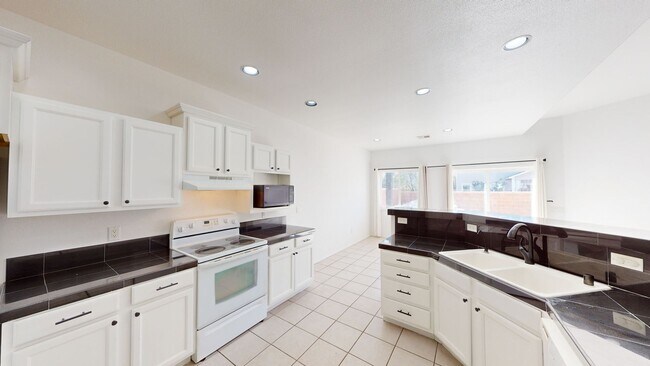 Building Photo - 4-Bed/2.25-Bath with Solar!