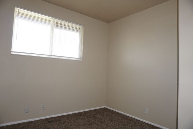 Building Photo - Updated West Valley City 5 bedroom Family Home