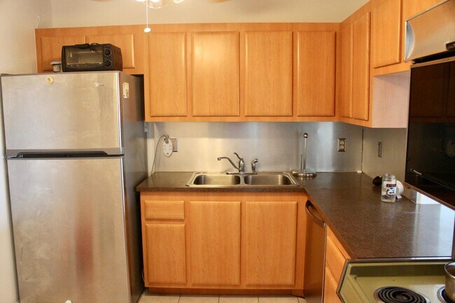 Building Photo - 1516 S Lakeside Dr