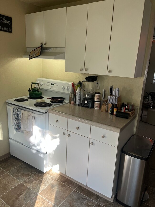 Building Photo - Lake Louise Dr SW