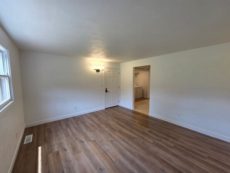 Building Photo - 1231 E Maywood Ave