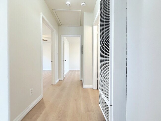 Building Photo - 1325 W 58th St
