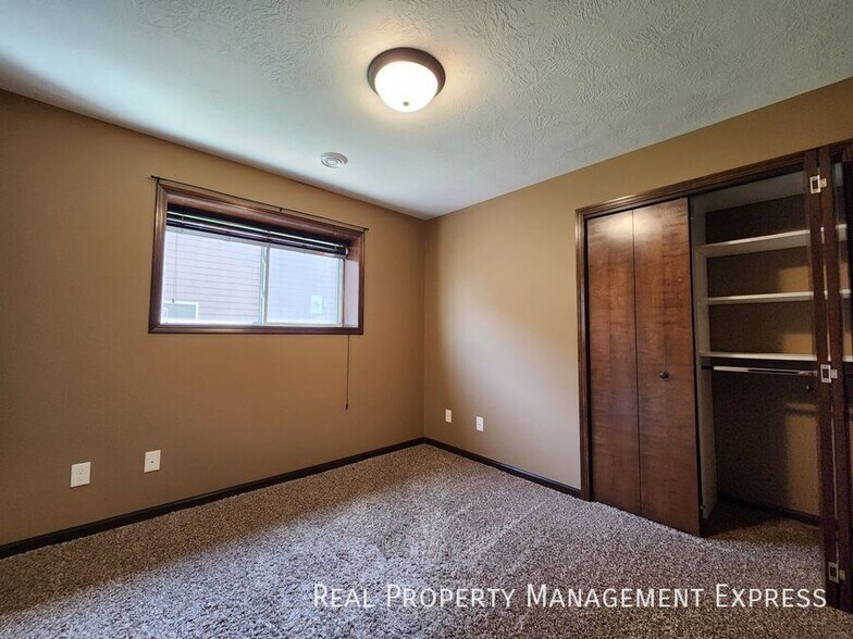 Building Photo - Modern 4 Bedroom 2 Bathroom Twin-Home in Tea