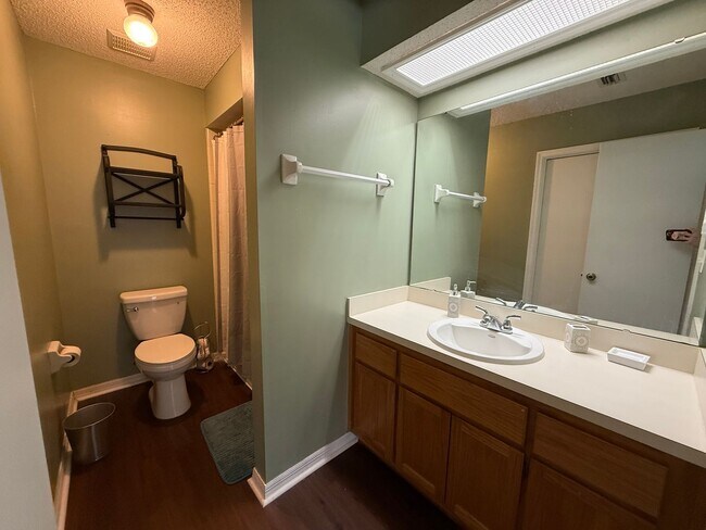 Building Photo - 3 Bed 2.5  Bath TWO Story Home