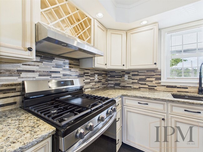 Building Photo - Available Now- Charming 3 Bedroom, 1 Bath ...