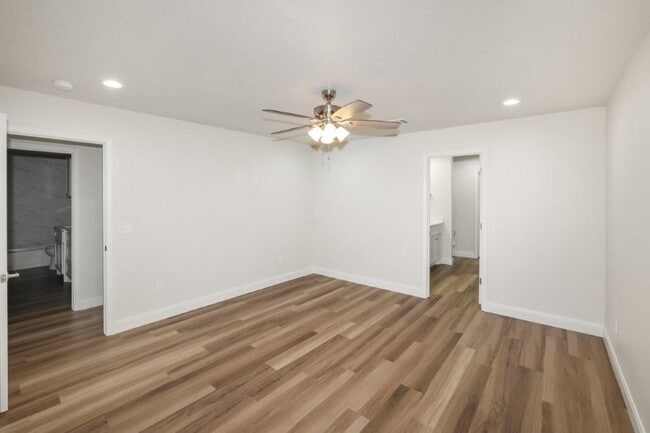 Building Photo - 7625 Woodford Ave