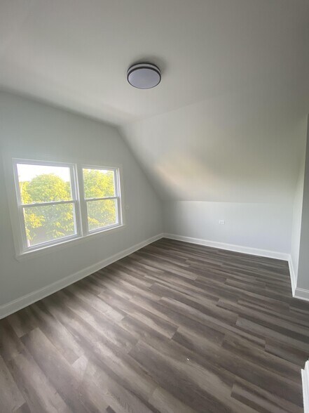 Building Photo - 3840 W Diversey Ave