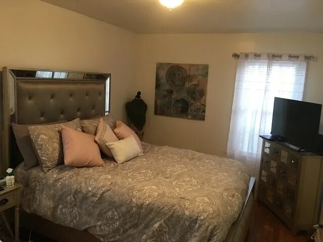 Building Photo - 7827 S Ridgeland Ave