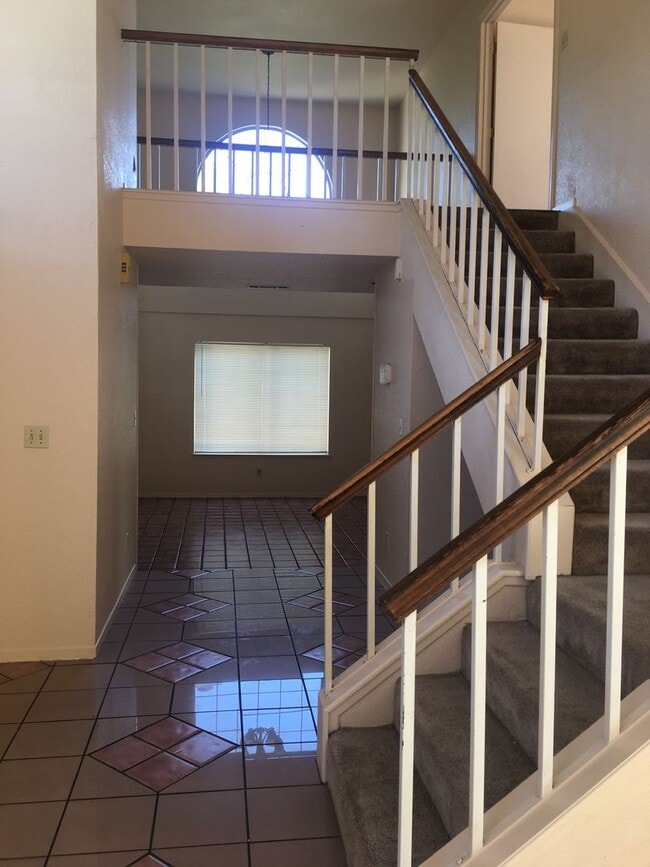 Building Photo - Spacious 2 Story Home, 1/2 Off The First Months Rent