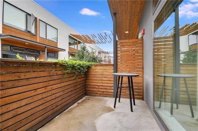 Building Photo - 2002 E 7th St