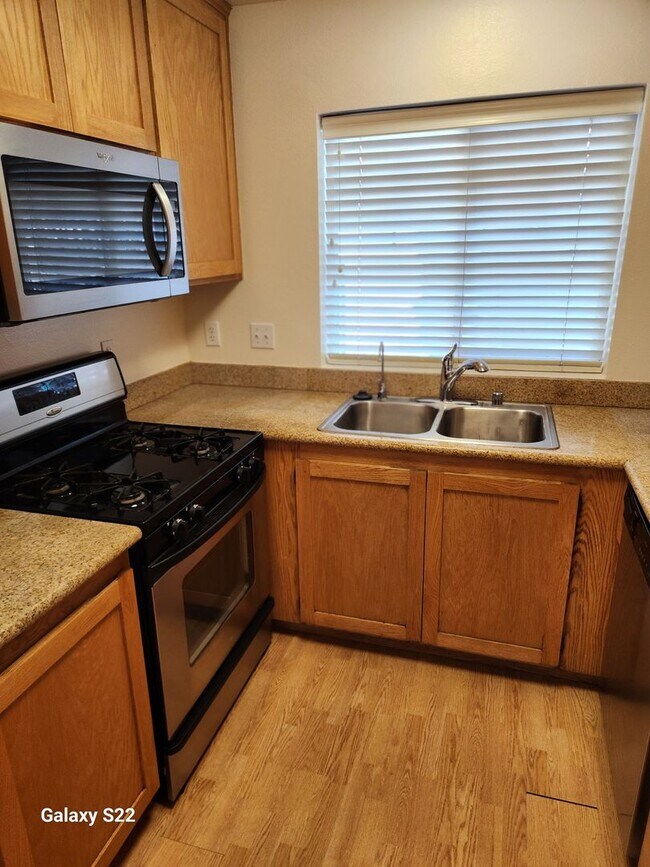 Building Photo - Immaculate Two story,  1 Bedroom, 1 Bathroom, Condo, lots of light,  Close to everything!