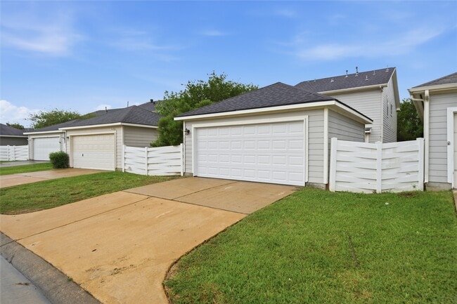 Building Photo - 1613 Palcio Real Dr