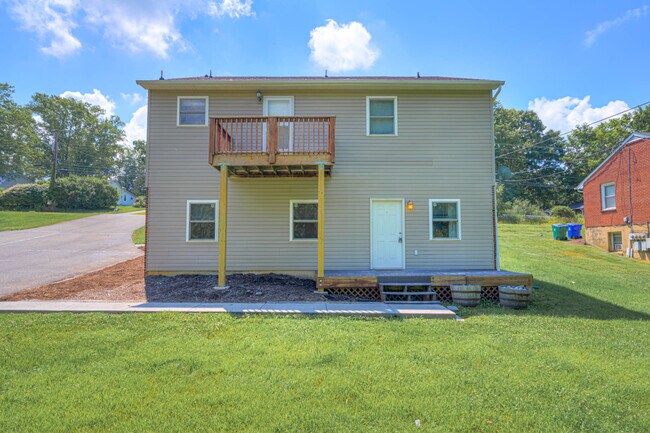 Building Photo - 907 Giles Rd