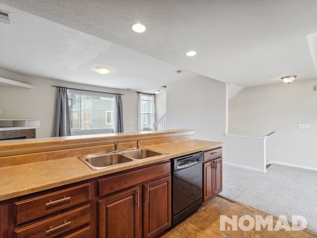 Building Photo - 3 Bedroom Condo in Denver