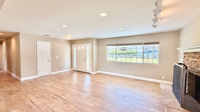 Building Photo - Lovely Single Story Home, Great Neighborhood, Amazing Yard Space, Close distance to Downtown Fall...