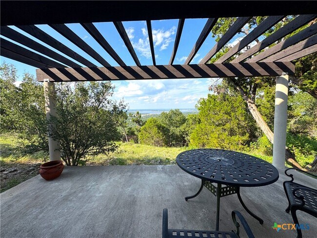 Building Photo - 2000 Village Oak