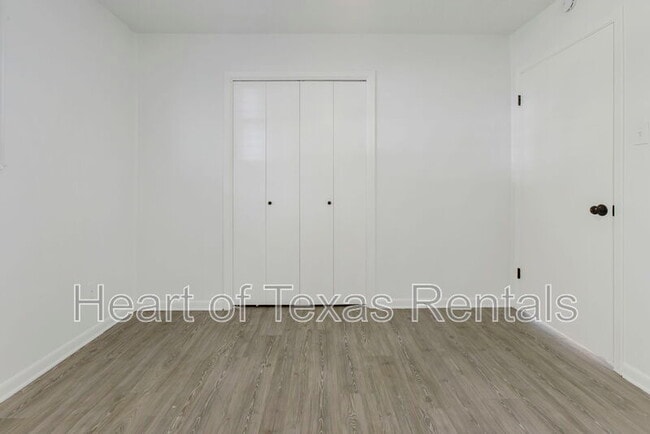 Building Photo - 465 Cranbrook Dr