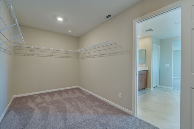 Building Photo - Mountains Edge!! Gated!!  4 bedrooms!! Primary Bedroom and bath down Stairs!! 2 Primary bedrooms!...