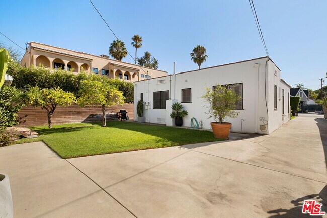 Building Photo - 813 N Orange Grove Ave