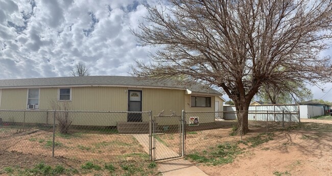 Primary Photo - 1120 N Oak St