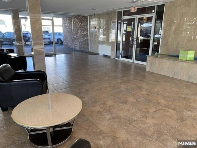 Building Photo - 275 Hoym St