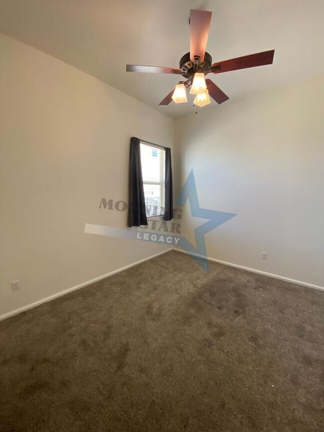 Building Photo - Stunning 4 bedroom, 2.5 bath house - 3 car...
