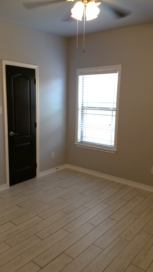 Building Photo - 220 Black Walnut Ct