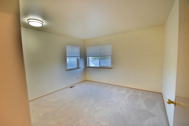 Building Photo - 3bd/3.5ba Lake Forest Park Home