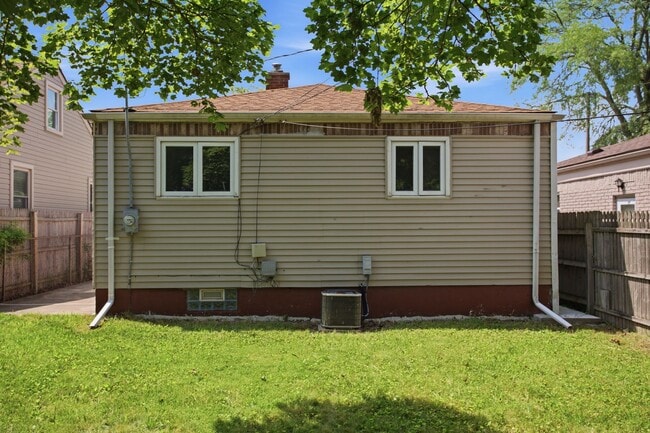 Building Photo - 1663 Wilson Ave