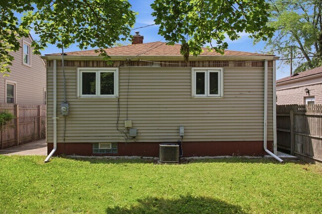 Building Photo - SPECTACULAR 3 BED/1 BATH IN LOVELY LINCOLN PARK! APPLY NOW!
