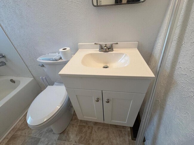 Building Photo - 413 Sandlewood Rd