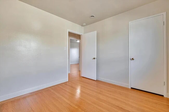 Building Photo - 404 Shirley Ave