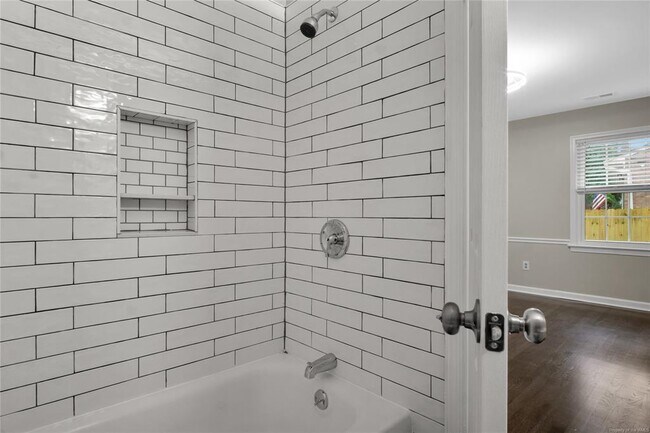 Building Photo - 117 Queen Mary Ct