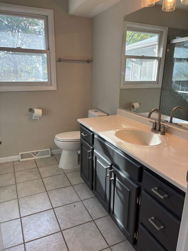 Building Photo - Spacious 4 Bed 1.5 Bath House