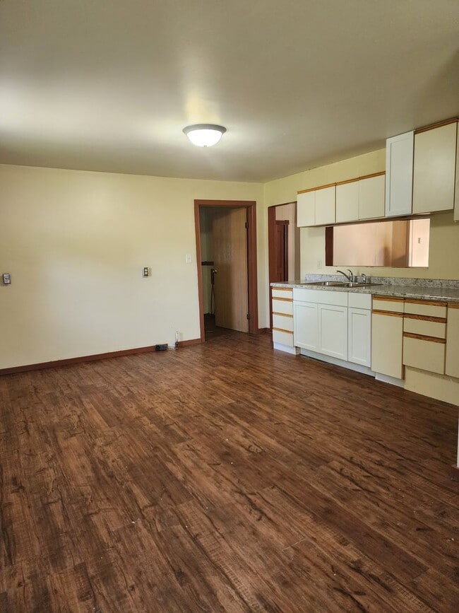 Building Photo - 4 bedroom 1 bath on corner lot
