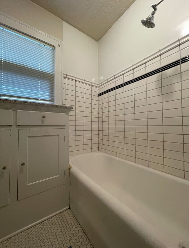 Building Photo - **FREE TWO WEEKS RENT** Buckman Charmer Studio~ Quick Access to Big City Amenities~ Onsite Laundr...