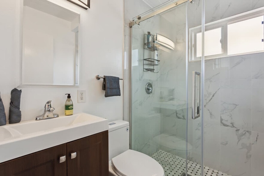 Building Photo - 2312 Bonar St