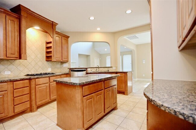 Building Photo - 14010 Norhill Pointe Dr