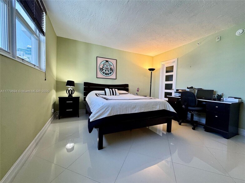 Building Photo - 3000 S Ocean Dr
