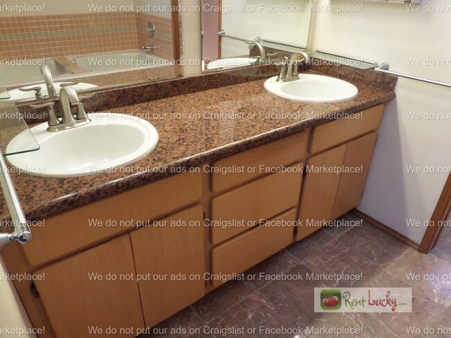 Building Photo - INCREDIBLE VIEWS!! Large 2-Bedroom + Den Duplex with 3-Car Garage in Fantastic Federal Way Neighb...