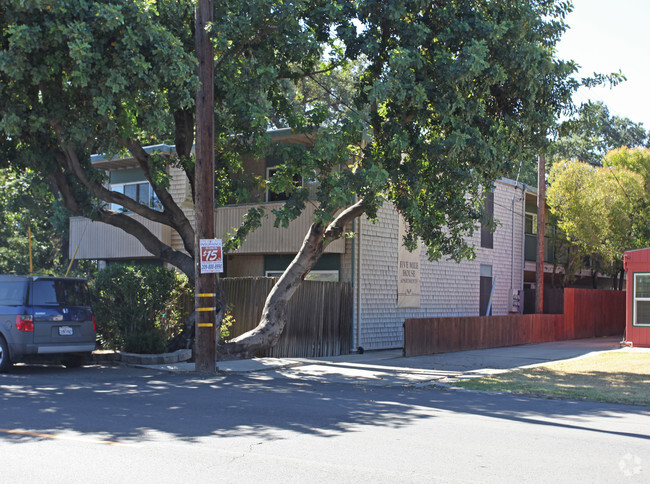 Building Photo - Five Mile House Apartments