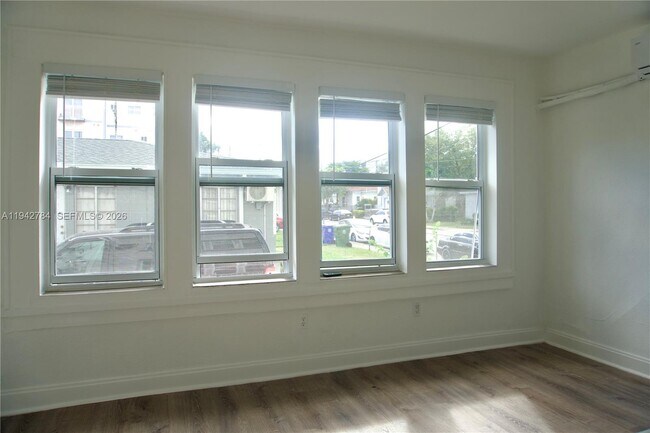 Building Photo - 501 SW 6th Ct