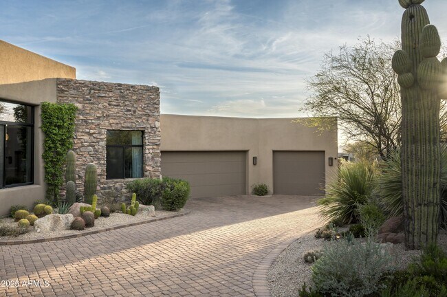 Building Photo - 9889 E Hidden Valley Rd