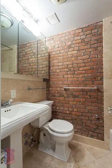 Building Photo - 345 E 5th St