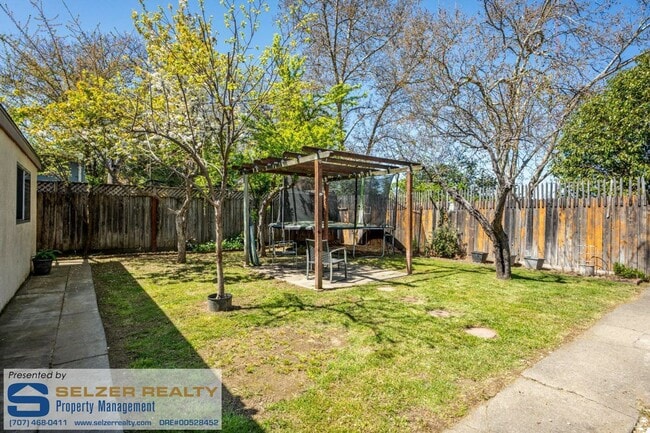 Building Photo - Nicely updated 3 bd. home within walking d...